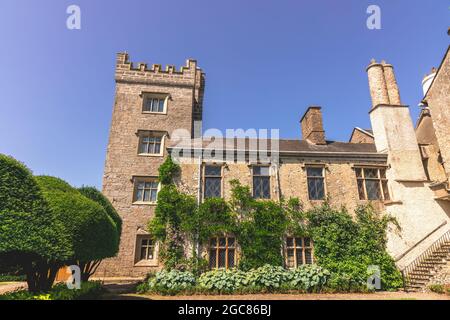 Levens Hall ein Herrenhaus aus dem 13. Jahrhundert in Cumbria, Großbritannien, hat den ältesten topiary Park der Welt mit fantastisch geformten Pflanzen. Stockfoto