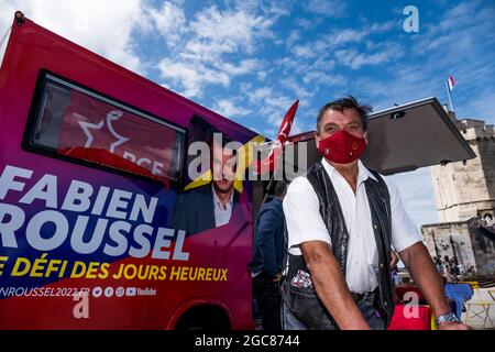 La Rochelle, Frankreich. August 2021. Die Sommerkarawane der PCF auf der Bühne von La Rochelle, Frankreich, am 06. August 2021. Fabien Roussel, PCF-Kandidat, startet im Juli eine Sommerkarawane aus Marseille, die Frankreich an der französischen Küste bereist, um das Land zu treffen. Foto von Pierrick Villette/Avenir Pictures/ABACAPRESS.COM Quelle: Abaca Press/Alamy Live News Stockfoto