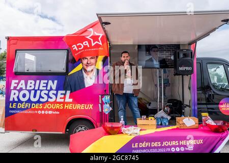 La Rochelle, Frankreich. August 2021. Die Sommerkarawane der PCF auf der Bühne von La Rochelle, Frankreich, am 06. August 2021. Fabien Roussel, PCF-Kandidat, startet im Juli eine Sommerkarawane aus Marseille, die Frankreich an der französischen Küste bereist, um das Land zu treffen. Foto von Pierrick Villette/Avenir Pictures/ABACAPRESS.COM Quelle: Abaca Press/Alamy Live News Stockfoto