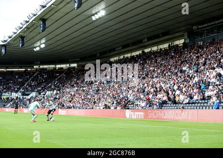 Craig Forsyth von Derby County (rechts) und Oliver Turton von Huddersfield Town kämpfen vor Fans beim Sky Bet Championship-Spiel im Pride Park, Derby, um den Ball. Bilddatum: Samstag, 7. August 2021. Stockfoto