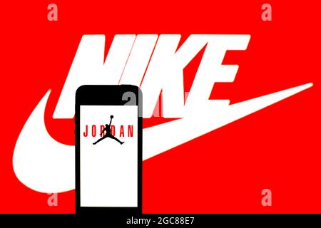 Barcelona, Katalonien, Spanien. August 2021. In dieser Abbildung wird ein Air Jordan Logo auf einem Smartphone mit einem Nike, Inc Logo im Hintergrund angezeigt. (Bild: © Thiago Prudencio/DAX via ZUMA Press Wire) Stockfoto