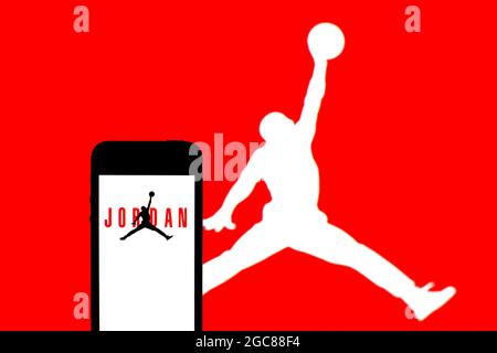 Barcelona, Katalonien, Spanien. August 2021. In dieser Abbildung ist ein Air Jordan-Logo auf einem Smartphone mit einem Air Jordan-Logo im Hintergrund zu sehen. (Bild: © Thiago Prudencio/DAX via ZUMA Press Wire) Stockfoto