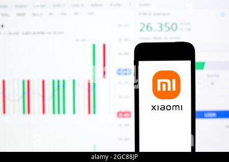 Barcelona, Katalonien, Spanien. August 2021. In dieser Fototafel ist ein Xiaomi-Logo auf einem Smartphone mit den Börseninformationen von Xiaomi im Hintergrund zu sehen. (Bild: © Thiago Prudencio/DAX via ZUMA Press Wire) Stockfoto