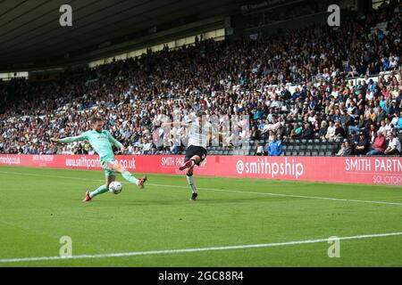 Craig Forsyth von Derby County (rechts) und Oliver Turton von Huddersfield Town kämpfen während des Sky Bet Championship-Spiels im Pride Park, Derby, um den Ball. Bilddatum: Samstag, 7. August 2021. Stockfoto