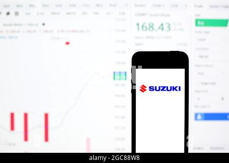 Barcelona, Katalonien, Spanien. August 2021. In dieser Abbildung ist ein Suzuki-Logo auf einem Smartphone mit den Börseninformationen von Suzuki im Hintergrund zu sehen. (Bild: © Thiago Prudencio/DAX via ZUMA Press Wire) Stockfoto