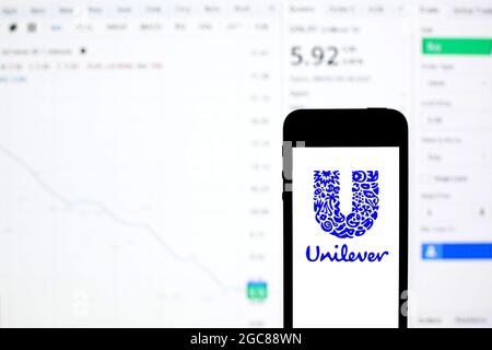 Barcelona, Katalonien, Spanien. August 2021. In dieser Abbildung ist ein Unilever-Logo auf einem Smartphone mit den Börseninformationen von Unilever im Hintergrund zu sehen. (Bild: © Thiago Prudencio/DAX via ZUMA Press Wire) Stockfoto