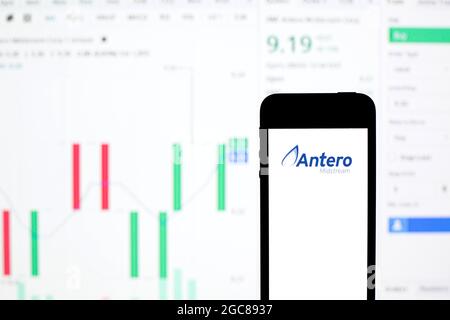 Barcelona, Katalonien, Spanien. August 2021. In dieser Abbildung ist ein Antero Midstream-Logo auf einem Smartphone mit den Börseninformationen von Antero Midstream im Hintergrund zu sehen. (Bild: © Thiago Prudencio/DAX via ZUMA Press Wire) Stockfoto