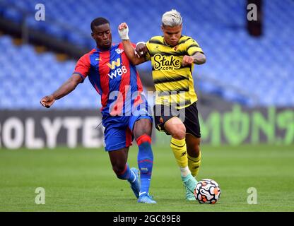 Watfords Cucho Hernandez (rechts) und Marc Guehi von Crystal Palace kämpfen während des Vorsaison-Freundschaftsspiel im Selhurst Park, London, um den Ball. Bilddatum: Samstag, 7. August 2021. Stockfoto