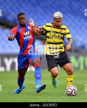 Watfords Cucho Hernandez (rechts) und Marc Guehi von Crystal Palace kämpfen während des Vorsaison-Freundschaftsspiel im Selhurst Park, London, um den Ball. Bilddatum: Samstag, 7. August 2021. Stockfoto