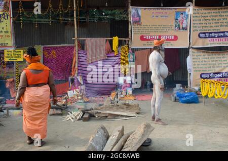 Sadhus in einem Transportlager in Kalkutta, Westbengalen. Stockfoto