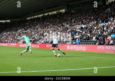 Craig Forsyth von Derby County (rechts) und Oliver Turton von Huddersfield Town kämpfen während des Sky Bet Championship-Spiels im Pride Park, Derby, um den Ball. Bilddatum: Samstag, 7. August 2021. Stockfoto