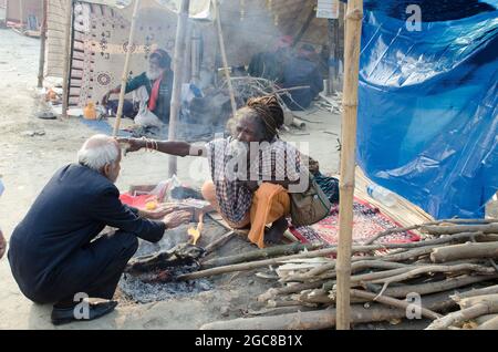 Sadhus in einem Transportlager in Kalkutta, Westbengalen. Stockfoto