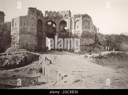 Das Bala Hissar-Tor; führt zur Stadt Kabul; Afghanistan; 1881, digital optimiert Stockfoto