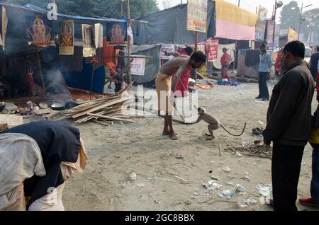 Sadhus in einem Transportlager in Kalkutta, Westbengalen. Stockfoto