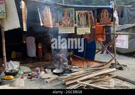 Sadhus in einem Transportlager in Kalkutta, Westbengalen. Stockfoto