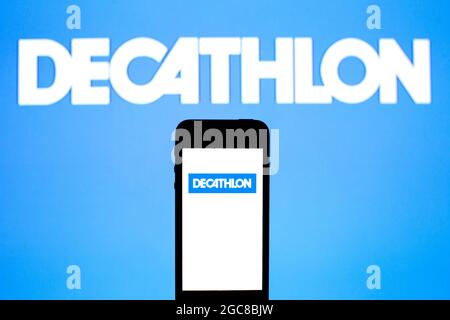 Barcelona, Katalonien, Spanien. August 2021. In dieser Abbildung ist ein Decathlon-Logo auf einem Smartphone mit einem Decathlon-Logo im Hintergrund zu sehen. (Bild: © Thiago Prudencio/DAX via ZUMA Press Wire) Stockfoto