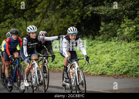 Lizzie Deignan Professional Racing Cyclist holt eine Flasche Getränke von einem Teamkollegen auf einer Bühne der Women’s Tour de Yorkshire, Harrogate, Vereinigtes Königreich Stockfoto