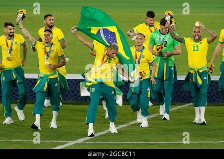 Yokohama, Japan. August 2021. Brasiliens Spieler feiern, nachdem sie während der Olympischen Spiele 2020 in Tokio im Internationalen Stadion Yokohama das Goldmedaillenspiel der Fußballmänner zwischen Brasilien und Spanien gewonnen haben. Brasilien besiegt Spanien 2:1. (Bild: © Rodrigo Reyes Marin/ZUMA Press Wire) Stockfoto