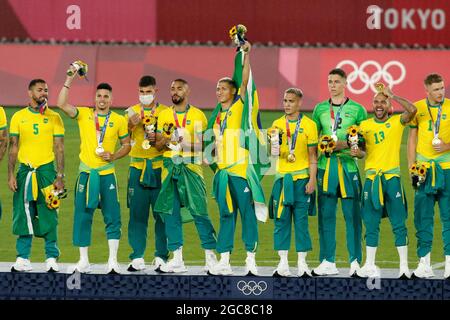 Yokohama, Japan. August 2021. Brasiliens Spieler feiern, nachdem sie während der Olympischen Spiele 2020 in Tokio im Internationalen Stadion Yokohama das Goldmedaillenspiel der Fußballmänner zwischen Brasilien und Spanien gewonnen haben. Brasilien besiegt Spanien 2:1. (Bild: © Rodrigo Reyes Marin/ZUMA Press Wire) Stockfoto