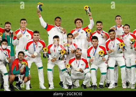 Yokohama, Japan. August 2021. Die Spieler Mexikos zeigen ihre Bronzemedaille nach dem Fußballmatch der Herren zwischen Brasilien und Spanien während der Olympischen Spiele in Tokio 2020 im Internationalen Stadion Yokohama. Brasilien gewann die Goldmedaille gegen Spanien 2:1. (Bild: © Rodrigo Reyes Marin/ZUMA Press Wire) Stockfoto