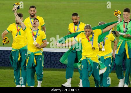 Yokohama, Japan. August 2021. Brasiliens Spieler feiern, nachdem sie während der Olympischen Spiele 2020 in Tokio im Internationalen Stadion Yokohama das Goldmedaillenspiel der Fußballmänner zwischen Brasilien und Spanien gewonnen haben. Brasilien besiegt Spanien 2:1. (Bild: © Rodrigo Reyes Marin/ZUMA Press Wire) Stockfoto