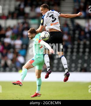 Craig Forsyth von Derby County (rechts) und Oliver Turton von Huddersfield Town kämpfen während des Sky Bet Championship-Spiels im Pride Park, Derby, um den Ball. Bilddatum: Samstag, 7. August 2021. Stockfoto