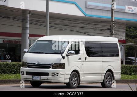 Chiangmai, Thailand -Juli 17 2021: Privater Toyota Ventury van. Auf der Straße Nr. 1001, 8 km vom Geschäftsviertel Chiangmai entfernt. Stockfoto