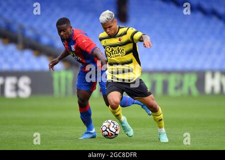 Watfords Cucho Hernandez (rechts) und Marc Guehi von Crystal Palace kämpfen während des Vorsaison-Freundschaftsspiel im Selhurst Park, London, um den Ball. Bilddatum: Samstag, 7. August 2021. Stockfoto