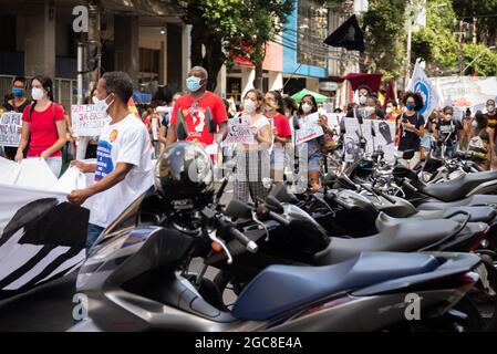 Salvador, Bahia, Brasilien - 29. Mai 2021: Protestierende protestieren durch die Straßen der Innenstadt von Salvador, Bah, gegen die Regierung von Präsident Jair Bolsonaro Stockfoto