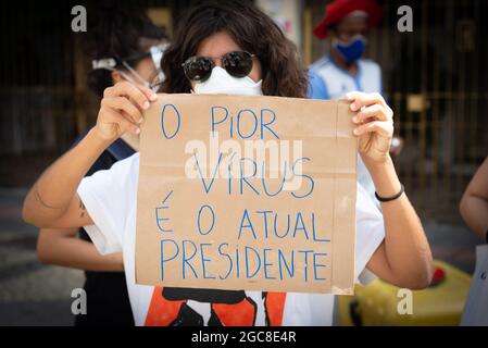 Salvador, Bahia, Brasilien - 29. Mai 2021: Protestierende protestieren durch die Straßen der Innenstadt von Salvador, Bah, gegen die Regierung von Präsident Jair Bolsonaro Stockfoto