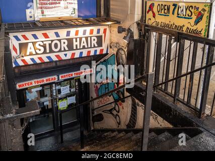 New York, NY - USA - 30. Juli 2021: Horizontale Ansicht von Astor Hair, dem ikonischen Astor Place Barbershop in Manhattans East Village in New York City. Stockfoto