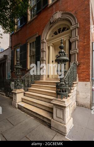 New York, NY - USA - 30. Juli 2021: Ansicht des aus dem Jahre 1832 stammenden Brick Merchant's House Museums, eines erhaltenen Gebäudes eines wohlhabenden Kaufmanns aus dem 19. Jahrhundert Stockfoto