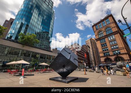 New York, NY - USA - 30. Juli 2021: Horizontale Ansicht eines Astor Place, einer Straße mit einem Block in NoHo und East Village, im unteren Teil von New York Stockfoto