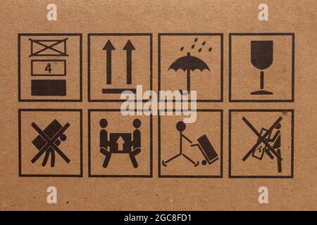 Verpackungssymbole, um anzuzeigen, welche Richtung oben ist, Staudämmbedingungen zu vermeiden, zerbrechliches Element, nicht zurück zu tragen und so weiter Stockfoto