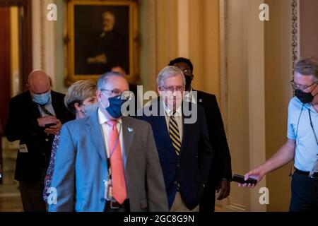 Washington, Vereinigte Staaten. August 2021. Mitch McConnell (Republikaner von Kentucky), der Minderheitsführer des US-Senats, trifft am Samstag, den 7. August 2021, im US-Kapitol ein, als sich der Senat auf eine Zusammenkunft in Washington, DC, vorbereitet. Kredit: Rod Lampey/CNP/dpa/Alamy Live Nachrichten Stockfoto