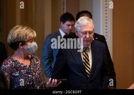 Washington, Vereinigte Staaten. August 2021. Mitch McConnell (Republikaner von Kentucky), der Minderheitsführer des US-Senats, trifft am Samstag, den 7. August 2021, im US-Kapitol ein, als sich der Senat auf eine Zusammenkunft in Washington, DC, vorbereitet. Kredit: Rod Lampey/CNP/dpa/Alamy Live Nachrichten Stockfoto