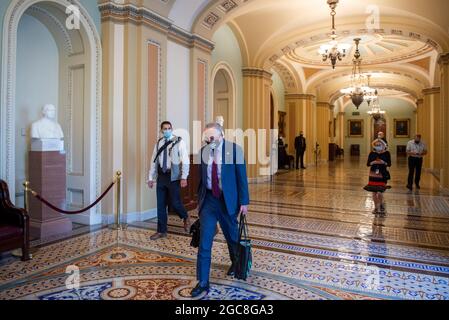Washington, Vereinigte Staaten. August 2021. Der Mehrheitsführer des US-Senats, Chuck Schumer (Demokrat von New York), trifft am Samstag, den 7. August 2021, im US-Kapitol ein, als sich der Senat auf eine Zusammenkunft in Washington, DC, vorbereitet. Kredit: Rod Lampey/CNP/dpa/Alamy Live Nachrichten Stockfoto
