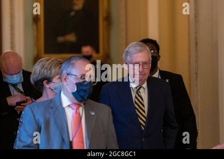 Washington, Vereinigte Staaten. August 2021. Mitch McConnell (Republikaner von Kentucky), der Minderheitsführer des US-Senats, trifft am Samstag, den 7. August 2021, im US-Kapitol ein, als sich der Senat auf eine Zusammenkunft in Washington, DC, vorbereitet. Kredit: Rod Lampey/CNP/dpa/Alamy Live Nachrichten Stockfoto