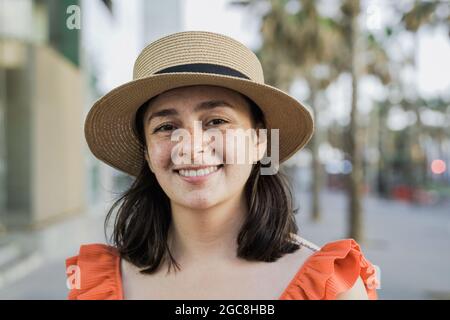 Hispanic Tourist girl mit Spaß im Freien in der Stadt - Fokus auf Gesicht Stockfoto