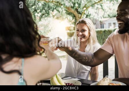 Multirassische Menschen tun gesundes Frühstück Picknick-Party mit Spaß essen und trinken Saft auf dem Land Bauernhof Haus - Freude und Freunde Lebensstil ou Stockfoto