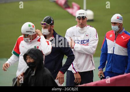 Der tschechische Athlet Jan Kauf, 2. Von rechts, nimmt an der Schwimmteilbeim modernen Fünfkampf der Männer bei den Olympischen Sommerspielen 2020, Samstag, 7. August 2021, Teil Stockfoto