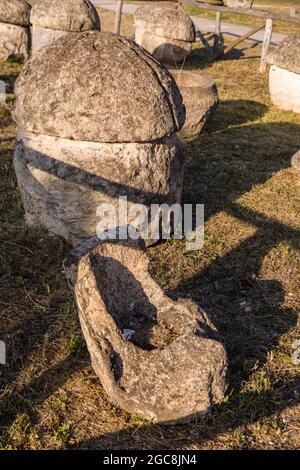 Etruskische Gräber im Nekropoleis Monterozzi oberhalb von Tarquinia, Latium, Italien Stockfoto