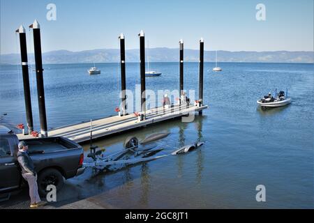 Ende des Angeltages auf Clearlake, Nord-Kalifornien, Sommer, Docking Bass Boot auf Anhänger auf Rampe in Lakeport Stockfoto