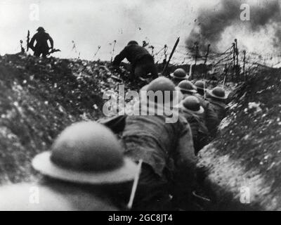DIE SOMME, FRANKREICH - Juli 1916 - Britische Soldaten gehen während der Schlacht an der Somme während des Ersten Weltkriegs aus einem Graben "über die Spitze". Der Kampf Stockfoto
