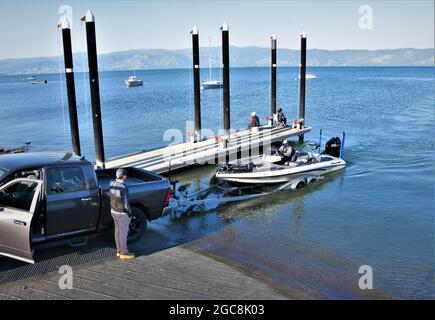 Ende des Angeltages auf Clearlake, Nord-Kalifornien, Sommer, Docking Bass Boot auf Anhänger auf Rampe in Lakeport Stockfoto