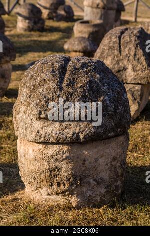 Etruskische Gräber im Nekropoleis Monterozzi oberhalb von Tarquinia, Latium, Italien Stockfoto