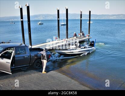 Ende des Angeltages auf Clearlake, Nord-Kalifornien, Sommer, Docking Bass Boot auf Anhänger auf Rampe in Lakeport Stockfoto