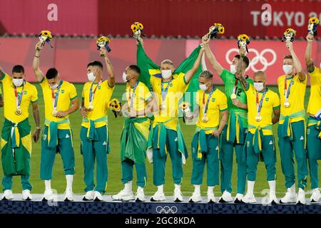 Yokohama, Japan. August 2021. Brasiliens Spieler feiern, nachdem sie während der Olympischen Spiele 2020 in Tokio im Internationalen Stadion Yokohama das Goldmedaillenspiel der Fußballmänner zwischen Brasilien und Spanien gewonnen haben. Brasilien besiegt Spanien 2:1. (Bild: © Rodrigo Reyes Marin/ZUMA Press Wire) Stockfoto