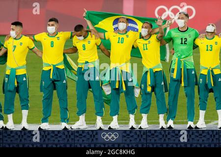 Yokohama, Japan. August 2021. Brasiliens Spieler feiern, nachdem sie während der Olympischen Spiele 2020 in Tokio im Internationalen Stadion Yokohama das Goldmedaillenspiel der Fußballmänner zwischen Brasilien und Spanien gewonnen haben. Brasilien besiegt Spanien 2:1. (Bild: © Rodrigo Reyes Marin/ZUMA Press Wire) Stockfoto