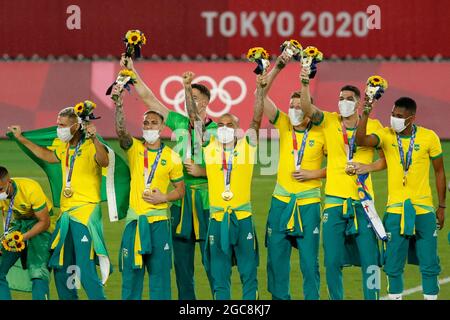 Yokohama, Japan. August 2021. Brasiliens Spieler feiern, nachdem sie während der Olympischen Spiele 2020 in Tokio im Internationalen Stadion Yokohama das Goldmedaillenspiel der Fußballmänner zwischen Brasilien und Spanien gewonnen haben. Brasilien besiegt Spanien 2:1. (Bild: © Rodrigo Reyes Marin/ZUMA Press Wire) Stockfoto